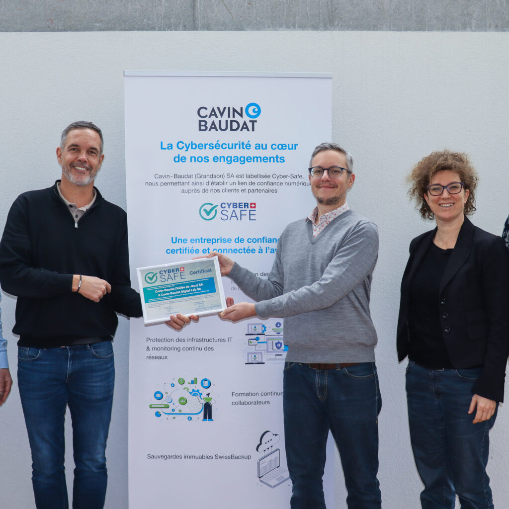 Pascal Gafner, Cédric Baudat, directeurs associés de Cavin-Baudat, Florent Geffroy responsable technique du Digital Lab, reçoivent le label des mains de Magaly Grimaître et Christophe Hauert du Label Cyber-Safe.
